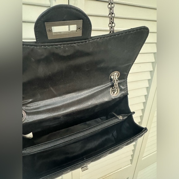 Elegant Black Quilted Shoulder Bag - Picture 3 of 6